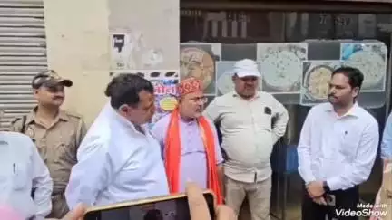 मिर्ज़ापुर: लाल डिग्गी में निरीक्षण के दौरान नगर विधायक ने जल निगम और जलकल के अधिकारियों को लगाई फटकार