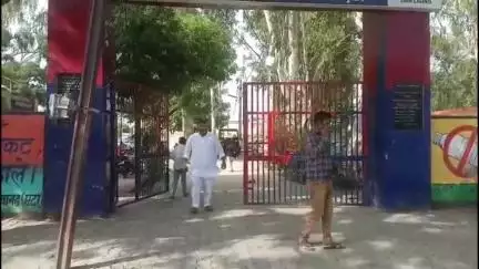 जलेसर: अज्ञात बाइक सवारों ने बजरंग होटल पर खाना खा रहे व्यक्ति के साथ की गाली-गलौज, विरोध पर पथराव कर कार को किया क्षतिग्रस्त