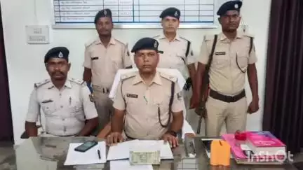 उदाकिशुनगंज: उदाकिशुनगंज में डिक्की तोड़कर चोरी का पुलिस ने किया खुलासा, नगद बरामद