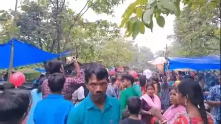 বিনপুর ২: বৃষ্টিকে উপেক্ষা করেই গাড়রাসিনি পাহাড় পুজো ও মেলাতে ভিড় অসংখ্য মানুষের