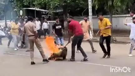 होशंगाबाद नगर: सांसद के जनता कार्यालय के सामने युवा कांग्रेस ने सीएम का पुतला दहन किया, कांग्रेस प्रदेश अध्यक्ष के समर्थन में
