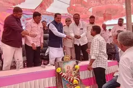 લીંબડી: જોબાળા ગામે ધારાસભ્ય કિરિટસિંહ રાણાએ પ્રા. શાળા પ્રવેશોત્સવમાં બાળકોને પ્રવેશ કરાવી ભેટ આપી પ્રોત્સાહિત કર્યા હતા.
