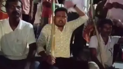 কোচবিহার ২: কোচবিহার পুন্ডিবাড়িতে পথ অবরোধ করে বিক্ষোভ কর্মসূচিতে শামিল হল বিজেপি।