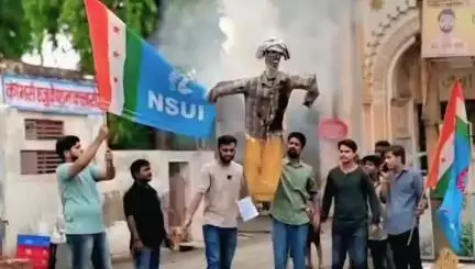 जौनपुर: आरएसएस नेता के बयान पर कांग्रेस में आक्रोश, कार्यकर्ताओं ने फूंका पुतला