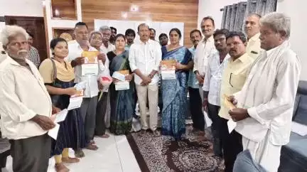 సంతనూతలపాడు: ముఖ్యమంత్రి సహాయ నిధి చెక్కులను అందజేసిన ఎమ్మెల్యే బిఎన్ విజయ్ కుమార్