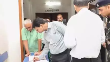 पवई: कलेक्टर पन्ना ने राजनीतिक दल के प्रतिनिधियों के साथ ईवीएम वेयरहाउस का त्रैमासिक निरीक्षण किया