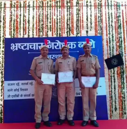 डूंगरपुर: जयपुर में भ्रष्टाचार निरोधक ब्यूरो मुख्यालय पर शनिवार को डूंगरपुर इकाई के तीन जवानों को किया गया सम्मानित