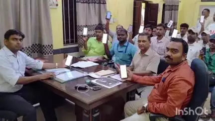 चौसा: चौसा प्रखंड कार्यालय में शनिवार को अधिकारियों ने स्वच्छता पर्यवेक्षकों के साथ बैठक की
