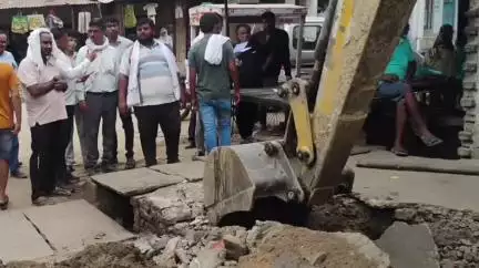 मांट: नौहझील में मंदिर की जगह से अतिक्रमण हटवाया गया, लोक निर्माण विभाग ने खोदा नाला