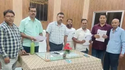 केसरिया: केसरया प्रखण्ड कार्यालय के सभागार कक्ष में मतदाता सूची के विशेष गहन पुनरीक्षण अभियान को लेकर बैठक आयोजित की गई