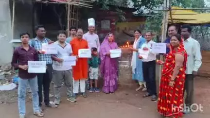राजनांदगांव: जिले के पुराना बस स्टैंड डोंगरगांव में कुआं बचाओ अभियान के तहत दीप जलाकर लोगों को जागरूक किया गया