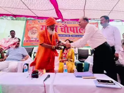उन्नाव: सन्नी गांव में ग्राम चौपाल कार्यक्रम में उन्नाव के बीजेपी सांसद साक्षी महाराज पहुंचे, ग्रामीणों की समस्याएं सुनी गईं