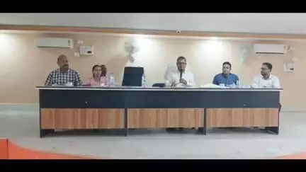नबीनगर: नवीनगर में आगामी बिहार विधानसभा चुनाव को लेकर डीएम ने बीएलओ के साथ की बैठक