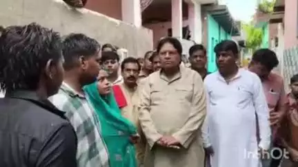 एत्मादपुर: नाबालिक के साथ दुष्कर्म की घटना के बाद, ट्रांसयमुना क्षेत्र में परिजनों से राज्यसभा सांसद ने की मुलाकात