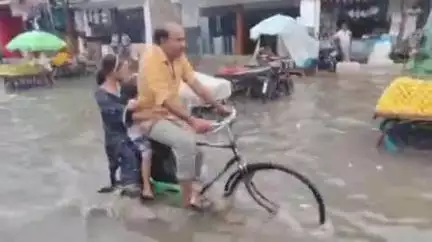 खागा: खागा में तेज बारिश से सड़कों पर पानी भर गया, दुकानें और बस स्टॉप भी जलमग्न, ठेले पानी में डूबे