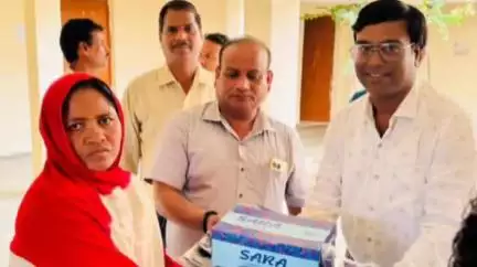 नगर पंचायत बाराद्वार में सफाई कर्मियों को सफाई किट वितरित किया गया, नगर पंचायत अध्यक्ष एवं उपाध्यक्ष ने सौंपी सामग्री
