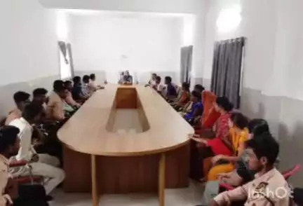 पेटलावद: पेटलावद सिविल अस्पताल में मुख्य खंड चिकित्सा अधिकारी ने कर्मचारियों की बैठक ली, आवश्यक निर्देश दिए