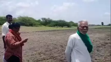 ಕುಂದಗೋಳ: ಮಳೆಯಿಂದ ಬಿತ್ತನೆ ಬೀಜ ಹಾನಿ ಸಂಶಿ ಗ್ರಾಮ ಸೇರಿದಂತೆ ವಿವಿಧ ಕಡೆಗಳಲ್ಲಿ ಕೃಷಿ ಇಲಾಖೆಯ ಅಧಿಕಾರಿಗಳಿಂದ ಪರಿಶೀಲನೆ