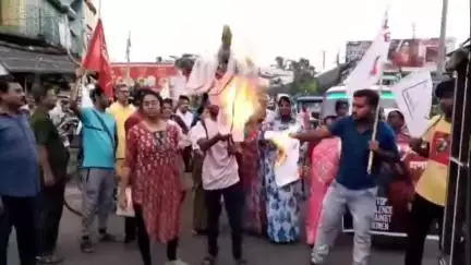 মেমারি ১: মেমারিতে মুখ্যমন্ত্রীর কুশপুত্তলিকা পোড়ানোর সময় বচসা পুলিশের সঙ্গে বামকর্মীদের