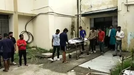 जबलपुर: डुमना एयरपोर्ट मार्ग पर सड़क हादसा, युवा खेल रहे मौत का खेल