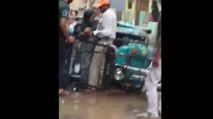 रतलाम: अशोकनगर: सड़क पर गड्ढे से पलटा ई-रिक्शा, वीडियो वायरल, पार्षद ने निगम को लिखा था पत्र