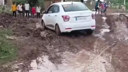 बलौदाबाज़ार: बलौदा बाजार जिले में संडी से होकर जारा की ओर जाने वाला लगभग 8 किलोमीटर लंबा सड़क मार्ग