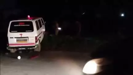 जालना: रुग्णवाहीकेची डिव्हायडरला धडक; अपघातात जिवीत हाणी नाही; मद्यपान केलेल्या चालकास पोलीसांच्या मदतीने रिक्षातून पाठविले