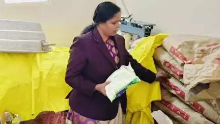ಕಾರವಾರ: ಬಿಸಿಯೂಟದಲ್ಲಿ ಹುಳು ನಗರದ ಜಝಾರ್ ಶಾಲೆಗೆ ಹಿರಿಯ ಸಿವಿಲ್ ನ್ಯಾಯಾಧೀಶೆ ದಿವ್ಯಶ್ರೀ ಸಿ. ಎಂ ಅವರಿಂದ ಹಠಾತ್ ಭೇಟಿ