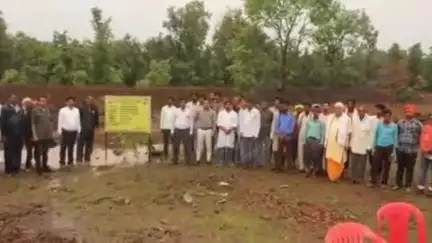 मानपुर: कलेक्टर एवं सीईओ ने ग्राम घघड़ार में फुटहा नाला और मुड़गुड़ी पिपराटोला में बन रहे अमृत सरोवर का निरीक्षण किया