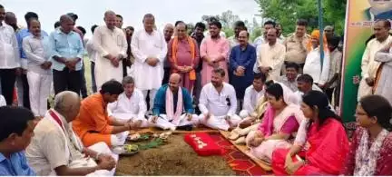 बस्ती: पूर्व सांसद हरीश द्विवेदी ने 2 करोड़ की लागत से बनने वाले नगर पंचायत बनकटी के कार्यालय का भूमि पूजन किया