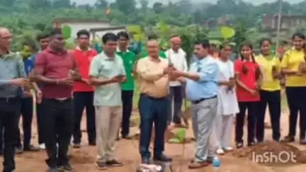 मांडू: रामगढ़ वन प्रमंडल कुजू क्षेत्र द्वारा सर्वोदय निकेतन विद्यालय के पास पौधारोपण कार्यक्रम का शुभारंभ