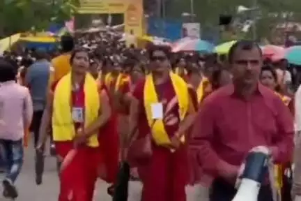 नगड़ी: जगन्नाथपुर मेला में माँ सुभद्रा ग्रुप सेवा कार्य में जुटा, मेला स्थल की साफ-सफाई में कर रहा मदद