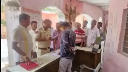 टोंक: देवली बस स्टैंड के पास कपड़े की दुकान का गेट तोड़ने का प्रयास, सूचना पर पहुंची पुलिस