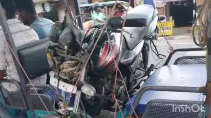 किशनगंज: बिहार-बंगाल बॉर्डर पर फरिंगगोला चेक पोस्ट के पास कार ने बाइक को मारी टक्कर, दो युवक घायल