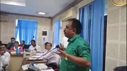 মাটিগাড়া: অবৈধ নির্মাণের প্রসঙ্গ তুলতেই SMC-তে বোর্ড মিটিংয়ে তর্ক-বিতর্ক মেয়র ও TMC কাউন্সিলরের মধ্যে