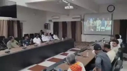 चंदौली: दानवीर भामाशाह के जन्मदिवस पर ज्यादा टैक्स जमा करने वाले व्यापारी बंधुओं को कलेक्ट्रेट में सम्मानित किया गया