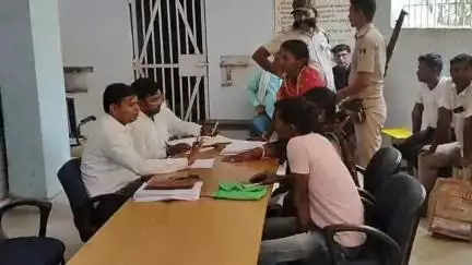 टनकुप्पा: टनकुप्पा एवं बेलागंज थाना परिसर में भूमि विवाद को लेकर अंचलाधिकारी ने लगाया जनता दरबार