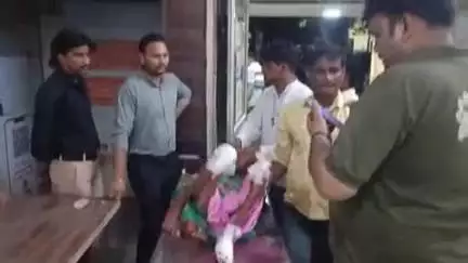 प्रतापगढ़: मुजाही बाजार के पास टेंपो पलटने से सास-बहू समेत तीन लोग घायल, सास-बहू को मेडिकल कॉलेज किया गया रेफर