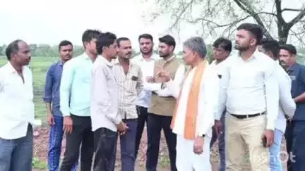 थानखम्हरिया: कारेसरा में निर्माणाधीन मिनी स्टेडियम के कार्य का निरीक्षण विधायक ईश्वर साहू ने किया