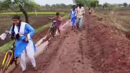 बेरला: श्यामपुर कांपा से पेंड्रीकला तक सड़क बेहालस्कूली बच्चों का सफर कीचड़ में बरसात में सरकार व प्रशासन की खोली पोल#Jansamasy