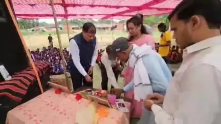 डूमरटोला में शाला प्रवेश उत्सव मनाया गया, जिला पंचायत अध्यक्ष नम्रता सिंह भी हुईं शामिल