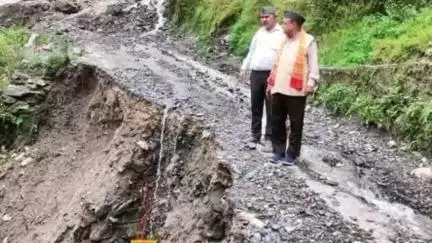 कपकोट: पूर्व कैबिनेट मंत्री बीएस भौर्याल और पूर्व जिप अध्यक्ष विक्रम शाही ने कपकोट नगर के आपदा ग्रस्त क्षेत्रों का किया भ्रमण