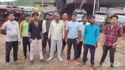 सोनो: झाझा रेलवे स्टेशन पर सुविधाओं की कमी को लेकर ईरिक्शा और रिक्शा चालकों ने की बैठक