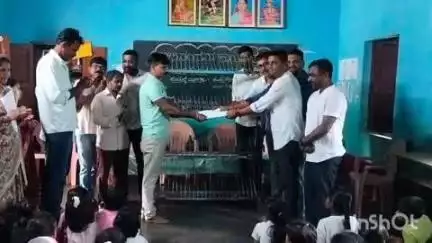 ಕೆಂಪೇಗೌಡ ಜಯಂತಿ ಅಂಗವಾಗಿ ಬೊಮ್ಲಾಪುರದ ಸರ್ಕಾರಿ ಶಾಲೆಗೆ ಬಿಸಿ ಊಟದ ಸ್ಟೀಲ್ ತಟ್ಟೆ ಸ್ಟ್ಯಾಂಡ್ ವಿತರಣೆ