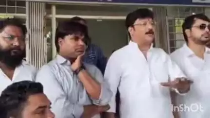 कोतमा: तर्सिली में जिला पंचायत सदस्य राम जी रिंकू मिश्रा ने ग्रामीण के घर का अतिक्रमण हटाने का विरोध किया