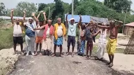 सिमरी बख्तियारपुर: सुगमा में सड़क निर्माण में संवेदक द्वारा अनिमितता बरती गई,जिसको लेकर ग्रामीणों ने प्रदर्शन की #jansamasya