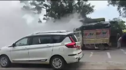 भर रस्त्यात गाडीत बिघाड; धुराचे लोट, वाहतूक ठप्प – वाळूज ते संभाजीनगर रस्त्यावर घटनेने खळबळ