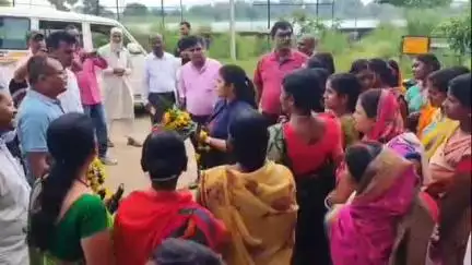 सिमरिया: डीसी पहुंची गिद्धौर, अधिकारियों ने किया स्वागत