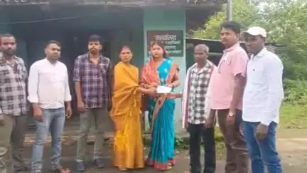बालूमाथ: बालूमाथ में मारे गए मृतक के परिजनों को वन विभाग ने दी मुआवजा राशि