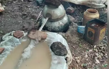 মানবাজার ২: বোরো থানা এলাকার ৮ টি জায়গায় চোলাই মদের বিরুদ্ধে অভিযানে বিপুল পরিমানে চোলাই মদ নষ্ট করলো আবগারি দপ্তর